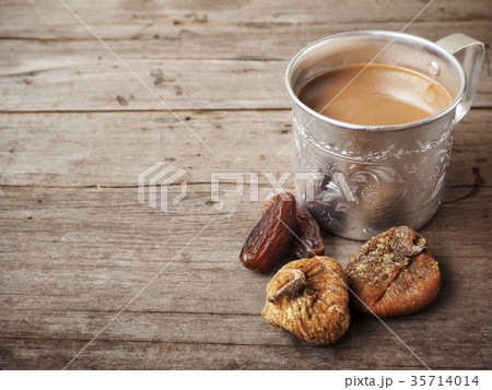 Masala chai with date palm and fig 35714014