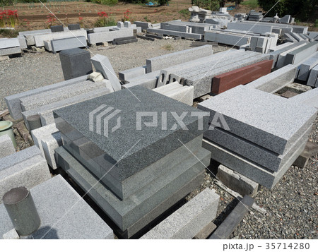 石材工場に並んだ墓石 35714280