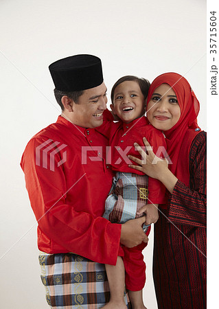 family in red baju raya 35715604