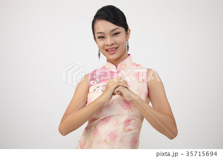 chinese woman in cheongsam 35715694