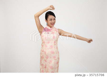 chinese woman in cheongsam 35715706