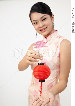 chinese woman in cheongsam 35715758
