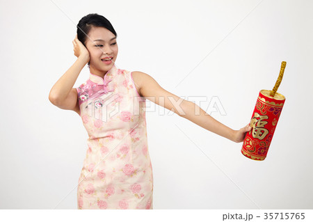 chinese woman in cheongsam 35715765