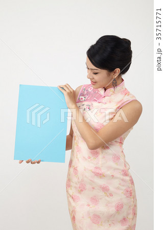 chinese woman in cheongsam holding card chinese woman in cheongsam holding card 35715771