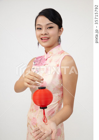 chinese woman in cheongsam 35715792