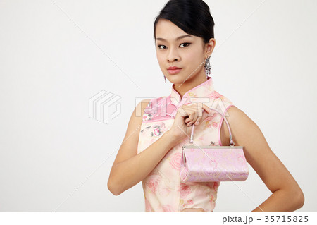 chinese woman in cheongsam 35715825
