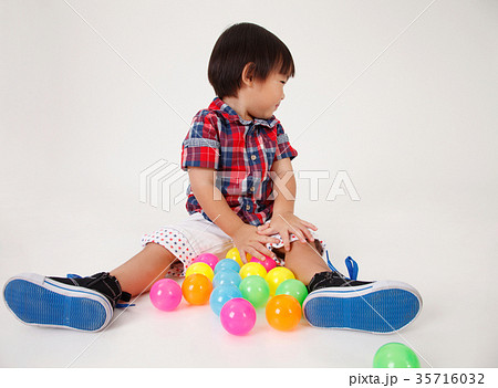 boy playing 35716032
