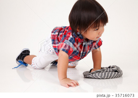 boy crawling 35716073