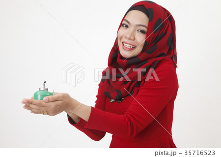 woman holding pelita 35716523