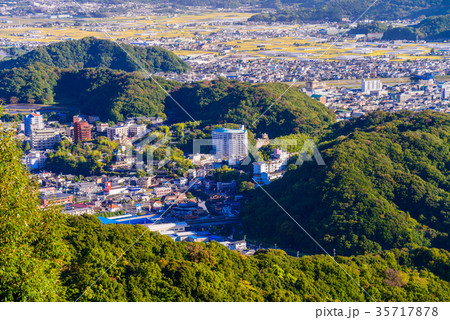 伊豆の国市葛城山から、長岡温泉街の眺め 35717878