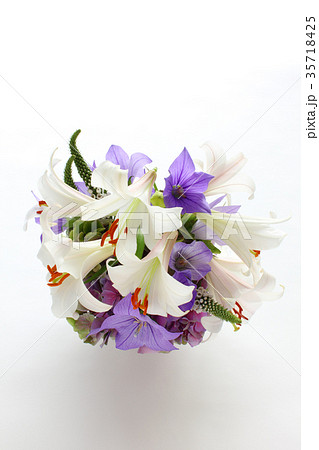 ササユリとキキョウとアジサイとオカトラノオのアレンジ 花びら花粉なし 縦 全体 の写真素材
