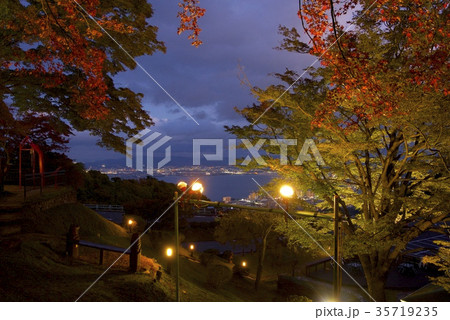 比叡山・夢見が丘の紅葉のライトアップと琵琶湖の夜景 比叡山・夢見が丘の紅葉のライトアップと琵琶湖の夜景 35719235