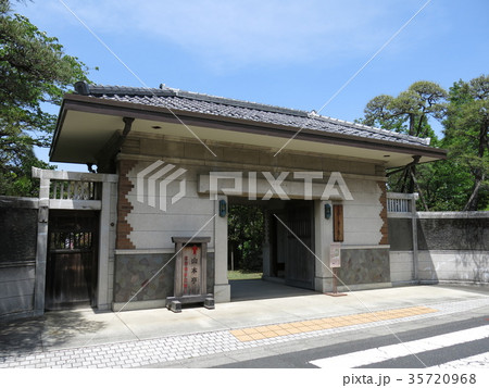 新緑が美しい春の葛飾区山本亭(長屋門) 新緑が美しい春の葛飾区山本亭(長屋門) 35720968
