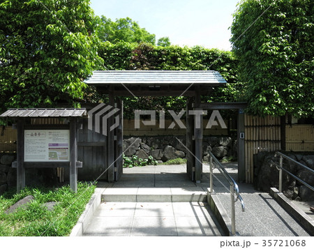 新緑が美しい春の葛飾区山本亭(柴又帝釈天側の門) 新緑が美しい春の葛飾区山本亭(柴又帝釈天側の門) 35721068