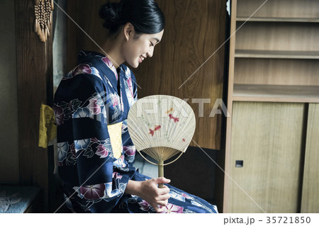 浴衣の女性 35721850