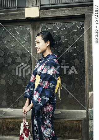 浴衣の女性 35721857