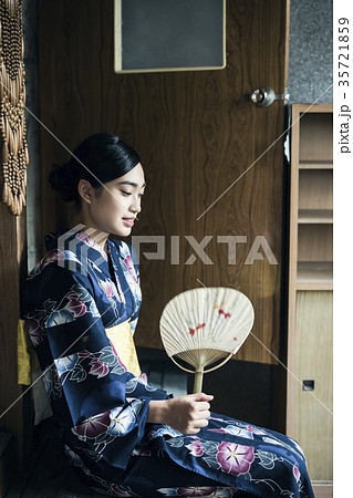 浴衣の女性 35721859