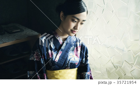 浴衣の女性 35721954