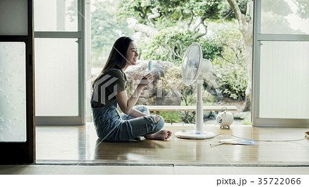実家でくつろぐ女性 35722066