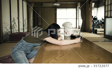 実家でくつろぐ女性 35722077