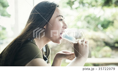実家でくつろぐ女性 35722079