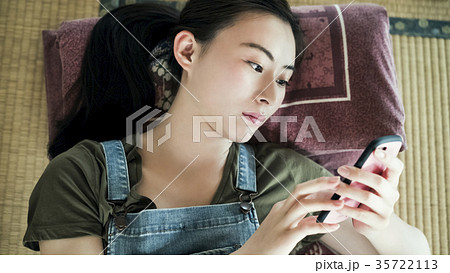 スマホを見る女性 35722113