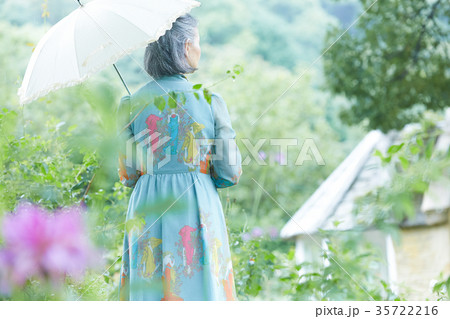 庭で日傘をさすシニア女性 35722216