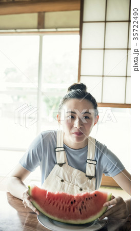 実家でくつろぐ女性 35722490