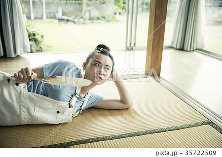 実家でくつろぐ女性 35722509