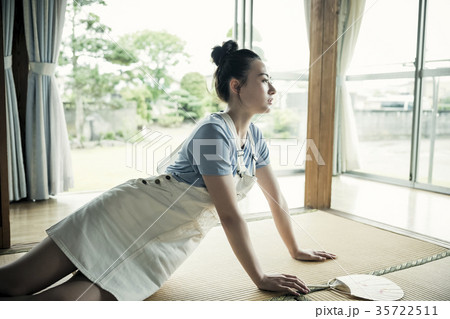 実家でくつろぐ女性 35722511