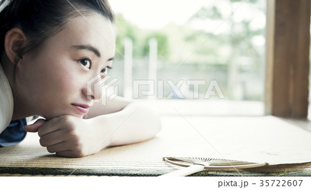 実家でくつろぐ女性 実家でくつろぐ女性 35722607