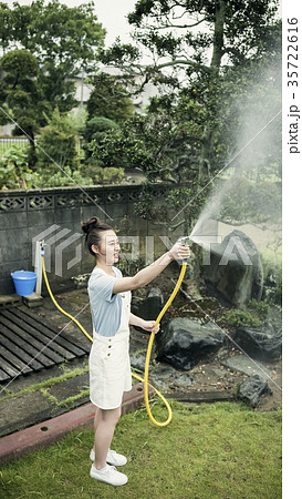 水やりをする女性の写真素材