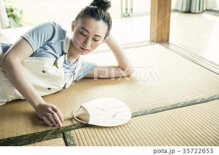 実家でくつろぐ女性 35722653