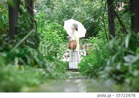 庭で日傘をさすシニア女性 35722676