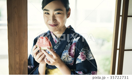 浴衣の女性 浴衣の女性 35722731