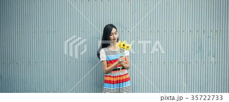 花を持つ女性 花を持つ女性 35722733