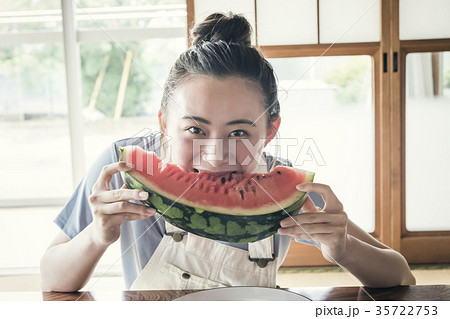 実家でくつろぐ女性 35722753