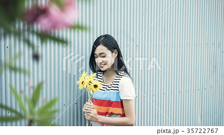 花を持つ女性 35722767