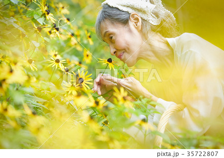 花の香りを嗅ぐシニア女性 35722807