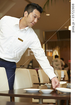 ホテルで働く男性 レストラン ホテルで働く男性 レストラン 35722808