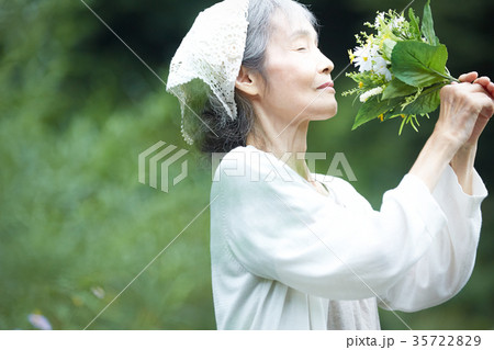 花の香りを嗅ぐシニア女性 35722829
