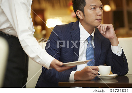 カフェでくつろぐビジネスマン カフェでくつろぐビジネスマン 35722835