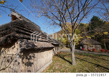 札幌市小金湯　アイヌ文化交流センター（サッポロピリカコタン）歴史の里 35722857