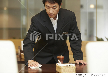 ホテルで働く男性　レストラン 35722876