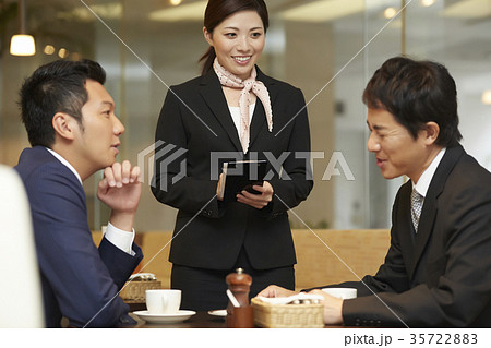 ホテルで働く女性　レストラン 35722883