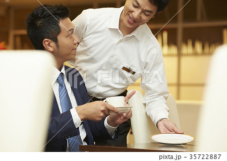 ホテルで働く男性　レストラン 35722887