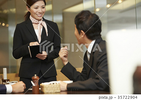 ホテルで働く女性 レストラン ホテルで働く女性 レストラン 35722904