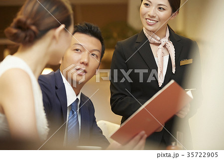 ホテルで働く女性　レストラン 35722905