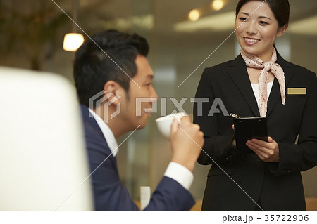 ホテルで働く女性　レストラン 35722906