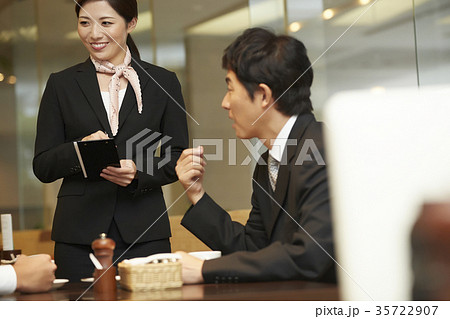 ホテルで働く女性 レストラン ホテルで働く女性 レストラン 35722907